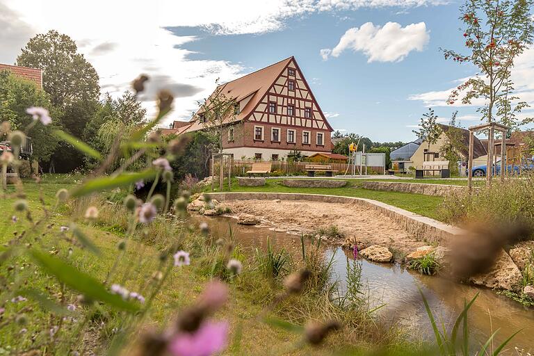 Auf dem zwölf Kilometer langen Weg rund um die Gemeinde Rohr (Lkr. Roth) laden 20 'Vollpfosten' mit Witzen zum Lachen ein. Am neugestalteten Dorfplatz in Rohr startet die Wandertour.