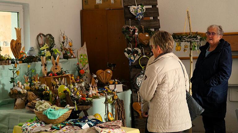 Ostermarkt mit Osterschmuck im Feuerwehrhaus.