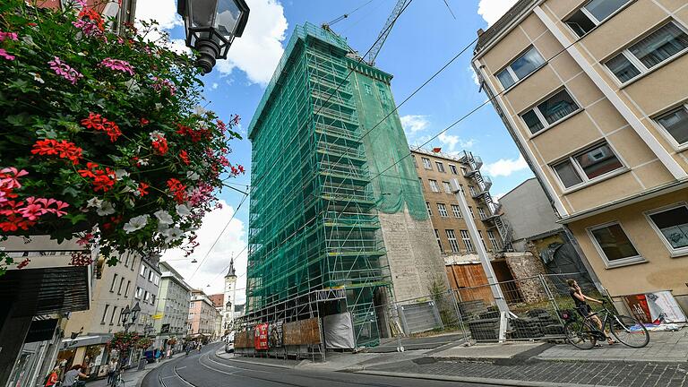 Das sogenannte Ämterhochhaus in der Augustinerstraße 9 wird verschwinden. Nach jahrelangem Streit haben sich Bauherrin und Nachbarn nun geeinigt.