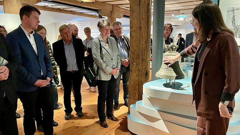 Im Rahmen eines Pre-Openings führte Museumsleiterin Eva-Maria König (rechts im Bild) die ersten Gäste durch das neue Rhönmuseum. Im Rahmen eines Pre-Openings führte Museumsleiterin Eva-Maria König (rechts im Bild) die ersten Gäste durch das neue Rhönmuseum.