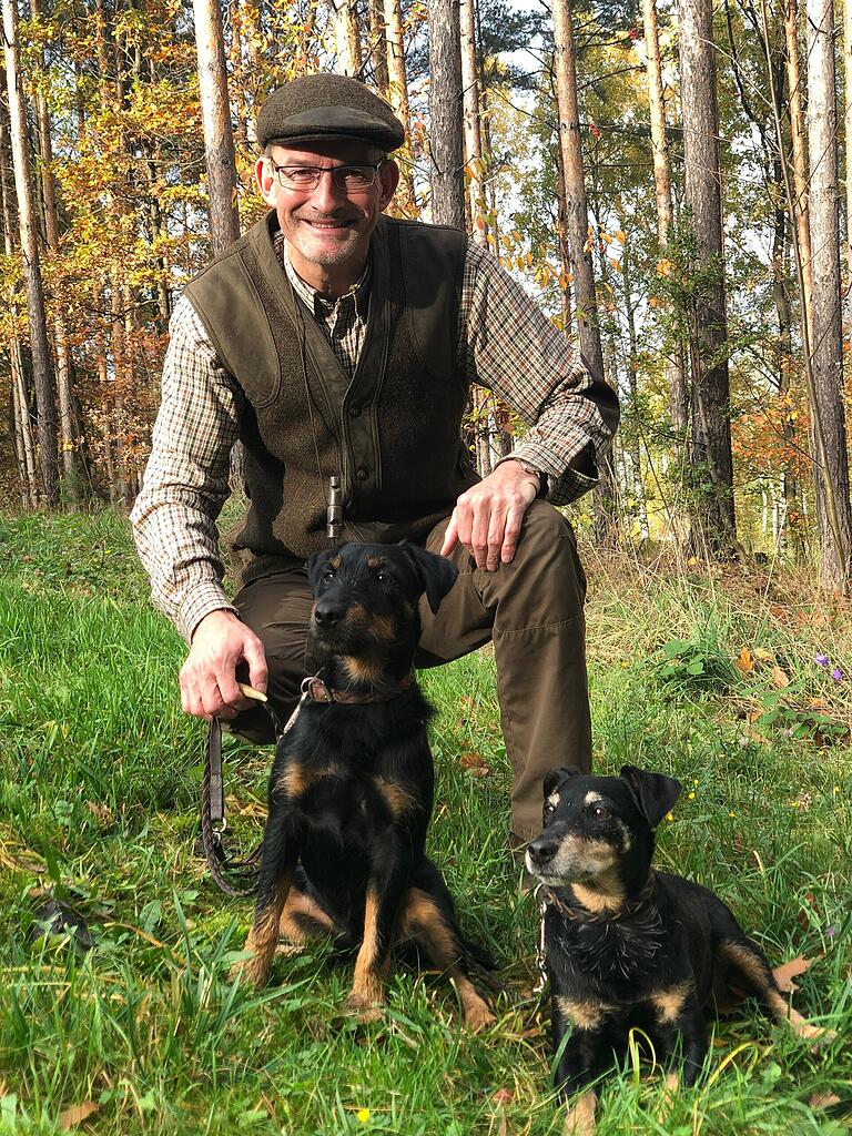 Helge Rübartsch ist Obmann des juristischen Beirats des Deutschen Jagdterrier-Clubs. Er wehrt sich gegen die PETA-Vorwürfe, wonach Schliefenanlagen gegen den Tierschutz verstoßen.