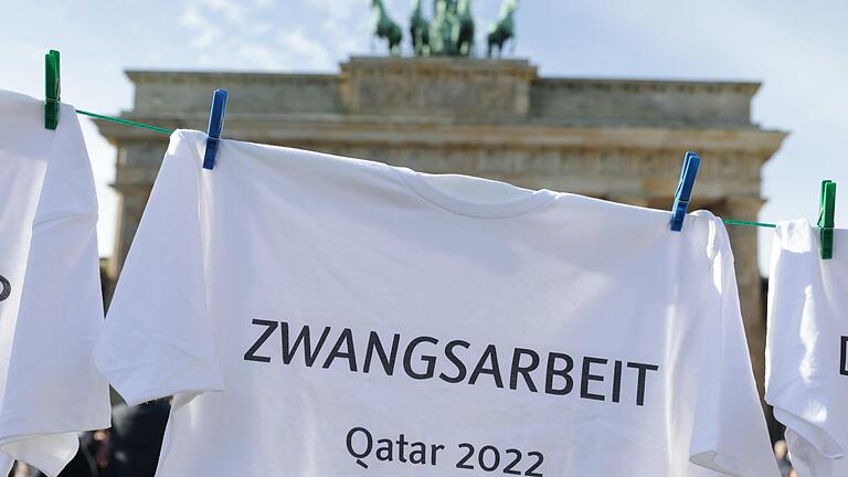 Der Begriff Zwangsarbeit, wie er hier vor dem Brandenburger Tor in Berlin auf einem T-Shirt angeprangert seht, kennt man in erster Linie aus Deutschlands NS-Vergangenheit oder im Zusammenhang mit Ländern, die Arbeitskräfte ausbeuterisch und unter teils menschenunwürdigen Bedingungen beschäftigten. Vor deutschen Gerichten ist der Straftatbestand relativ selten.