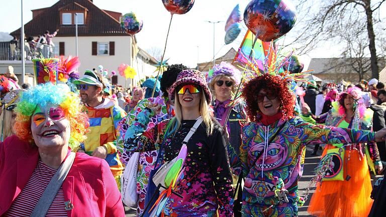 Ein Festival der Farben zeigten die KKM's and Friends beim Faschingszug in Karlstadt.
