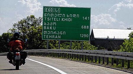 Abenteuer: Über Passstraßen und Staub-Pisten führte die Rallye nach Baku. In der Wüste wartete das Siegerkamel. Elke Geier begnügte sich mit ihrem Nummernschild als Souvenir. Abenteuer: Über Passstraßen und Staub-Pisten führte die Rallye nach Baku. In der Wüste wartete das Siegerkamel. Elke Geier begnügte sich mit ihrem Nummernschild als Souvenir.