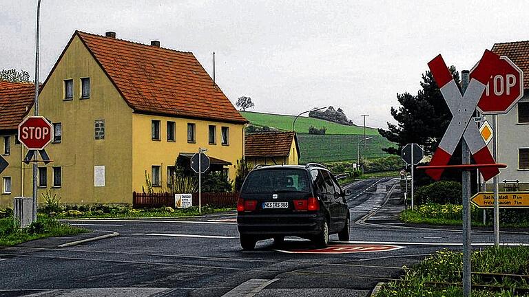 Sicherheit schaffen: Durch Sperrung der Frickenhäuser Straße in Fahrtrichtung Geradeaus, soll der Unfallschwerpunkt an der Entlastungsstraße von Ostheim jetzt wirksam entschärft werden. Sicherheit schaffen: Durch Sperrung der Frickenhäuser Straße in Fahrtrichtung Geradeaus, soll der Unfallschwerpunkt an der Entlastungsstraße von Ostheim jetzt wirksam entschärft werden.