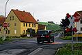 Sicherheit schaffen: Durch Sperrung der Frickenhäuser Straße in Fahrtrichtung Geradeaus, soll der Unfallschwerpunkt an der Entlastungsstraße von Ostheim jetzt wirksam entschärft werden.