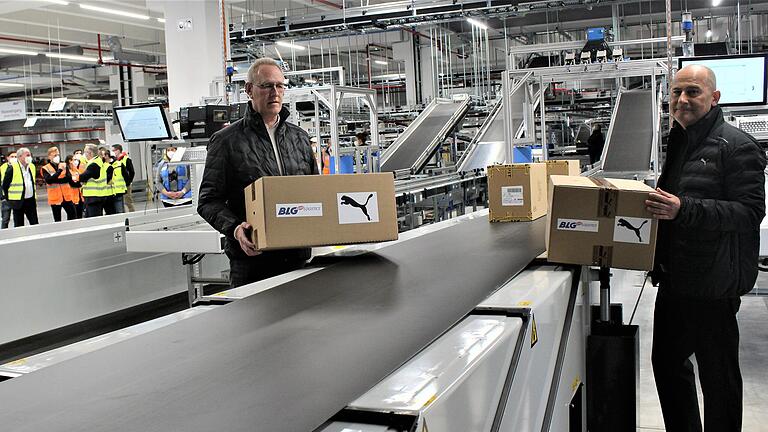 Seit April ist das Puma-Logistik-Zentrum in Geiselwind in Betrieb. Die ersten Pakete stellten Frank Dreeke (BLG Logistics, links), und Michael Lämmermann (Puma) aufs Band.