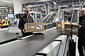 Seit April ist das Puma-Logistik-Zentrum in Geiselwind in Betrieb. Die ersten Pakete stellten Frank Dreeke (BLG Logistics, links), und Michael Lämmermann (Puma) aufs Band.