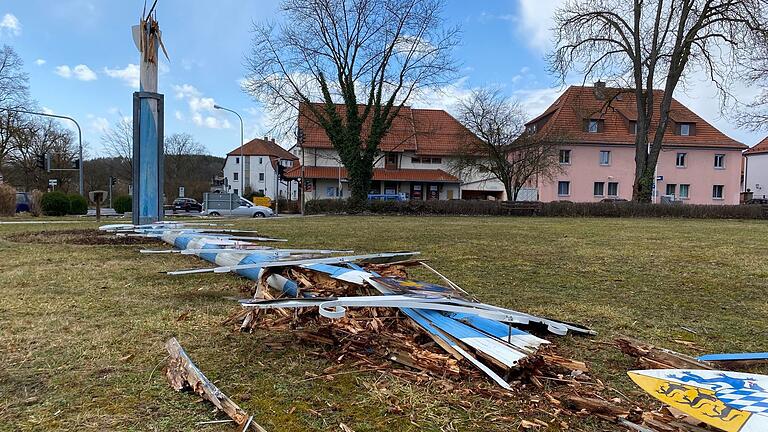 Wie ein Streichholz abgeknickt: Der Mellrichstädter Zunftbaum am Alfons-Halbig-Platz hat Sturm Ylenia nicht standgehalten.