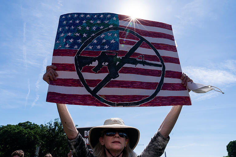 Bei einer Veranstaltung von Students Demand Action nahe des Kapitols in der US-Hauptstadt Washington hält eine Teilnehmerin ein Schild in die Höhe. Die Gruppe forderte nach der Massenerschießung an der Robb Elementary School in Uvalde, Texas, Maßnahmen zur Waffensicherheit.&nbsp;