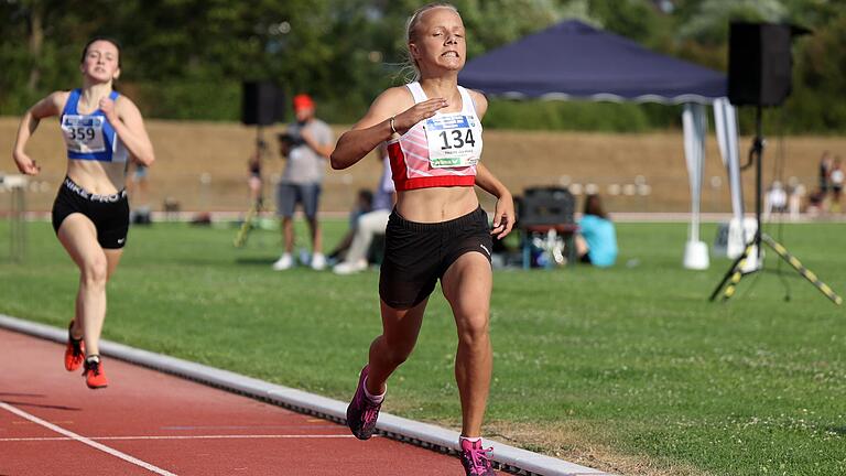 Lea-Marie Thieme (W 14, rechts) von der LG Haßberge kam auf der Mittelstecke über 800 Meter als Erste ins Ziel. Lea-Marie Thieme (W 14, rechts) von der LG Haßberge kam auf der Mittelstecke über 800 Meter als Erste ins Ziel.