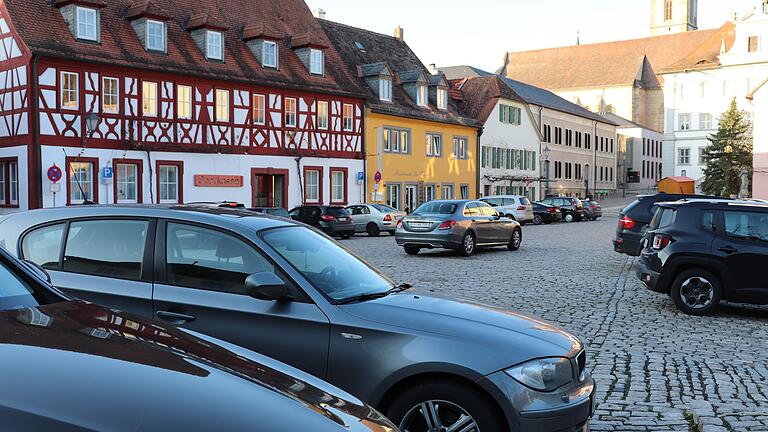 Kein seltenes Bild am Iphöfer Marktplatz: Autos parken kreuz und quer – und verstellen den Blick auf die gute Stube der Stadt. Kein seltenes Bild am Iphöfer Marktplatz: Autos parken kreuz und quer – und verstellen den Blick auf die gute Stube der Stadt.