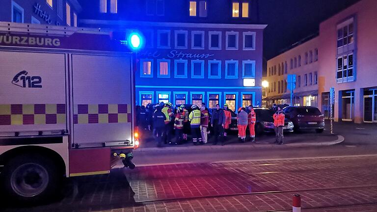 Die Berufsfeuerwehr und die Freiwillige Feuerwehr Würzburg wurden am Mittwochmorgen zu einem Einsatz in einem Hotel an der Haltestelle Ulmer Hof gerufen. Die Berufsfeuerwehr und die Freiwillige Feuerwehr Würzburg wurden am Mittwochmorgen zu einem Einsatz in einem Hotel an der Haltestelle Ulmer Hof gerufen.