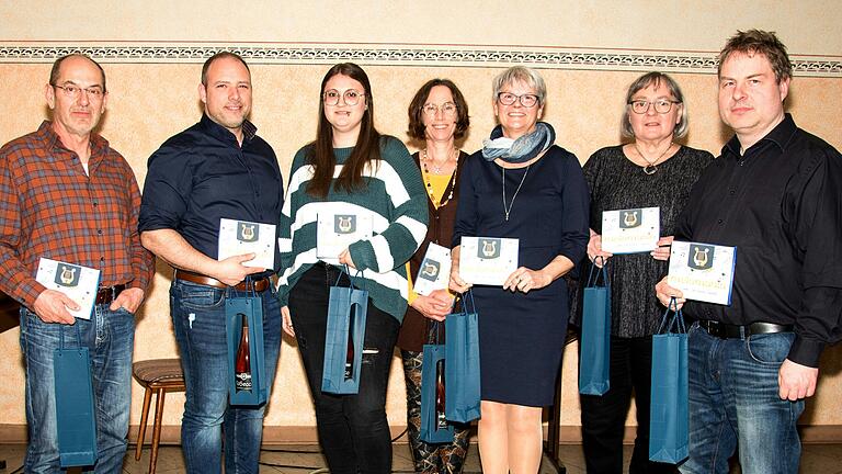 Scheidende Vorstände (von links): Albert Rappelt (Männerchor), Sebastian Kinner (2. Vorsitzender), Monique Wander (Nachwuchschöre), Kerstin Bauer (Kassier), Andrea Dinkel (1. Vorsitzende), Luise Schraudt (Schriftführerin), Johannes Klüpfel (Chorleiter). Scheidende Vorstände (von links): Albert Rappelt (Männerchor), Sebastian Kinner (2. Vorsitzender), Monique Wander (Nachwuchschöre), Kerstin Bauer (Kassier), Andrea Dinkel (1. Vorsitzende), Luise Schraudt (Schriftführerin), Johannes Klüpfel (Chorleiter).