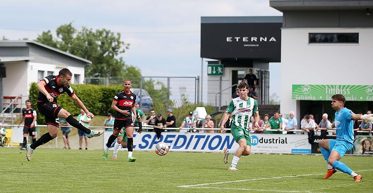 Tor Nummer eins: Dominik Meisel (links) erzielt gegen Schaldings Torhüter Max Böhnke das 1:0 für die Würzburger Kickers.