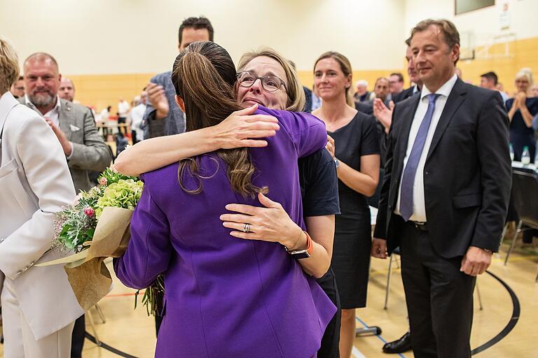 Mit Tränen der Freude in den Augen gratuliert Christine Bötsch, CSU Kreisvorsitzende Würzburg-Stadt, Hülya Düber. Mit Tränen der Freude in den Augen gratuliert Christine Bötsch, CSU Kreisvorsitzende Würzburg-Stadt, Hülya Düber. 