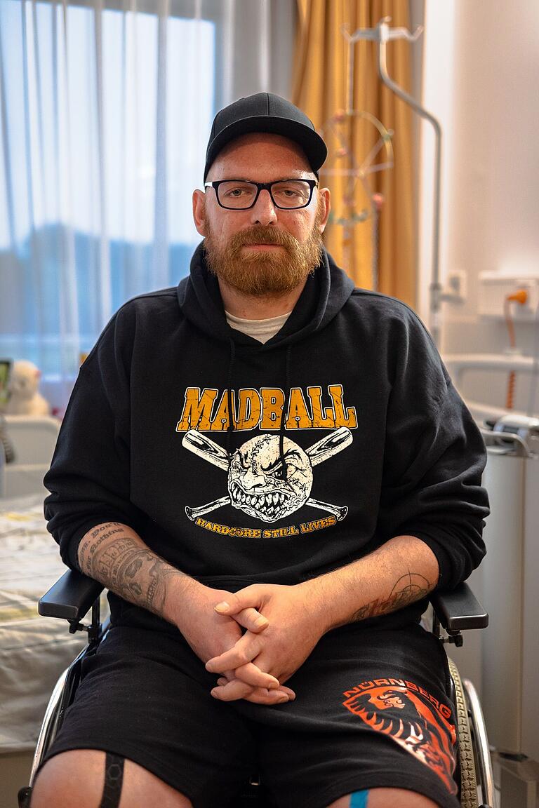 Im Rollstuhl ist Dominik Klebrig mittlerweile wieder selbstständig mobil. Einige Hundert Meter kann er auf Krücken auch schon wieder zurücklegen. Doch der Weg zurück in die Selbstständigkeit ist noch lang. Im Rollstuhl ist Dominik Klebrig mittlerweile wieder selbstständig mobil. Einige Hundert Meter kann er auf Krücken auch schon wieder zurücklegen. Doch der Weg zurück in die Selbstständigkeit ist noch lang. 
