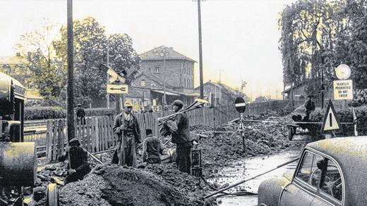 Viel Handarbeit: Das Bild entstand 1952 in der damaligen Frühlingstraße von Karlstadt, als dort Gasrohre verlegt wurden. Im Hintergrund der Bahnhof. Links &bdquo;spitzt&ldquo; die frühere Post.