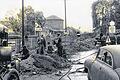 Viel Handarbeit: Das Bild entstand 1952 in der damaligen Frühlingstraße von Karlstadt, als dort Gasrohre verlegt wurden. Im Hintergrund der Bahnhof. Links &bdquo;spitzt&ldquo; die frühere Post.