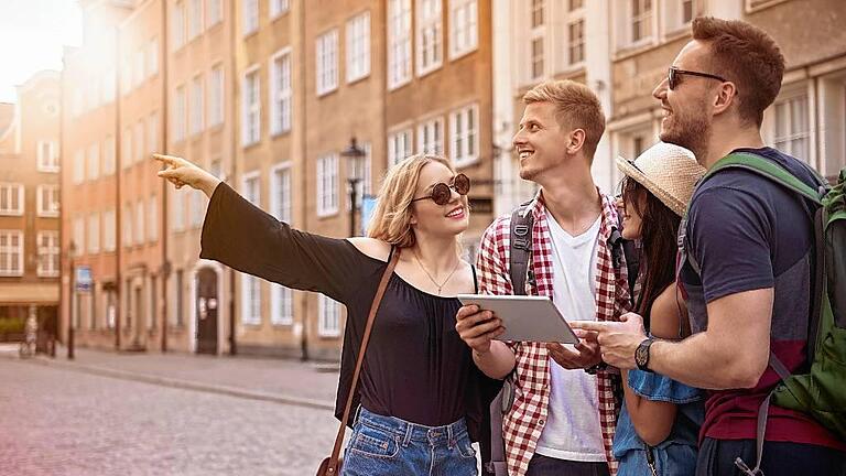 We should go exactly there       -  Längst hat das Tablet den gedruckten Reiseführer fast abgelöst. In der Würzburger Stadtbücherei gibt es jede Menge Angebote für beide Möglichkeiten.