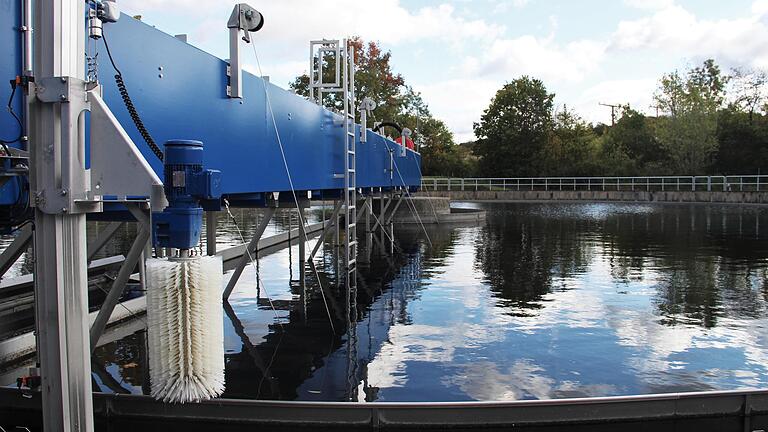 Letzte Station der Reinigung: Im Nachklärbecken sinkt der noch im Wasser vorhandene Schlamm ab. Der Rundräumer schiebt ihn in die Mitte des Beckens.