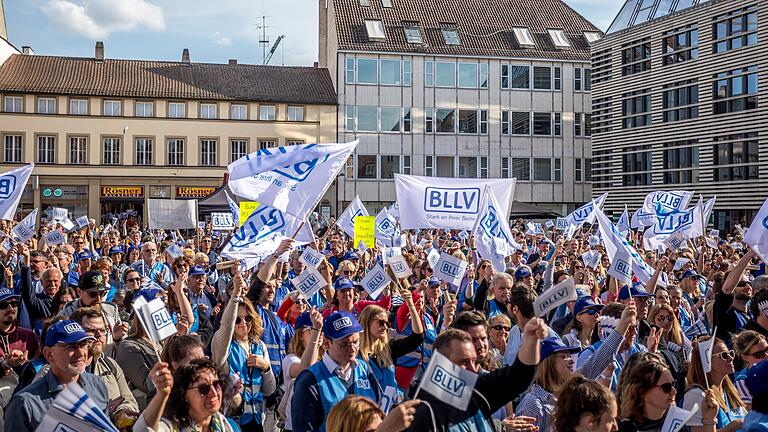 Mehrere Hundert Lehrerinnen und Lehrer nahmen an Christi Himmelfahrt an einer Kundgebung des BLLV unter dem Motto „Bildung kann’s“ auf dem Unteren Markt in Würzburg teil. Mehrere Hundert Lehrerinnen und Lehrer nahmen an Christi Himmelfahrt an einer Kundgebung des BLLV unter dem Motto „Bildung kann’s“ auf dem Unteren Markt in Würzburg teil.