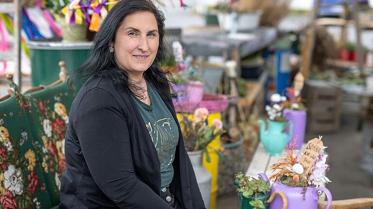 Inka Volk vom Schwebheimer 'Kellergedöns' auf einem ihrer Schmuckstücke, der Sitzgarnitur mit dem Blumenmuster. Inka Volk vom Schwebheimer 'Kellergedöns' auf einem ihrer Schmuckstücke, der Sitzgarnitur mit dem Blumenmuster. 