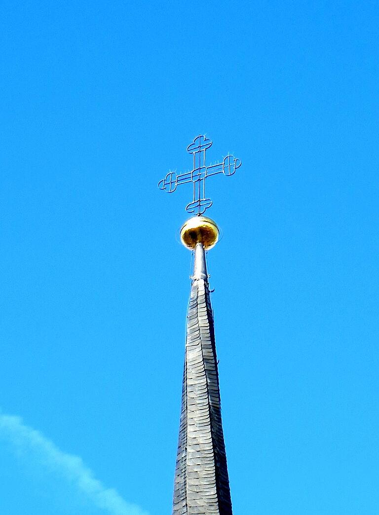 Das Kirchturmkreuz in Baldersheim: nach der Renovierung erstrahlt es wieder in altem Glanz.