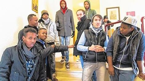 Schnellkurs Deutsch: minderjährige Flüchtlinge vor ihrem Würzburger Klassenraum.