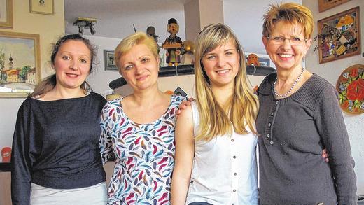 Kann wieder lachen: Die 16-jährige Irina Hrebeniuk (Zweite von rechts) freut sich mit ihrer Mutter Olga (Zweite von links) sowie Dolmetscherin Marina Seufert (links) und der Werneckerin Brigitte Rösch-Ibel (rechts) über die gelungene OP an der Uniklinik Würzburg. Kann wieder lachen: Die 16-jährige Irina Hrebeniuk (Zweite von rechts) freut sich mit ihrer Mutter Olga (Zweite von links) sowie Dolmetscherin Marina Seufert (links) und der Werneckerin Brigitte Rösch-Ibel (rechts) über die gelungene OP an der Uniklinik Würzburg.