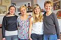 Kann wieder lachen: Die 16-jährige Irina Hrebeniuk (Zweite von rechts) freut sich mit ihrer Mutter Olga (Zweite von links) sowie Dolmetscherin Marina Seufert (links) und der Werneckerin Brigitte Rösch-Ibel (rechts) über die gelungene OP an der Uniklinik Würzburg.