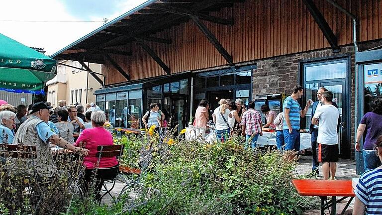 Reger Festbetrieb herrschte im Hof vor dem Wiesenfelder Dorfladen.