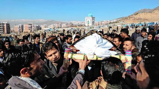 Afghanistan nach Bombenanschlägen - Bewohner von Kabul tragen das Opfer eines Bombenanschlags am 11. Januar. 20 000 Menschen sterben jedes Jahr in Afghanistan bei Terroranschlägen. Aus der Sicht deutscher Behörden stellt das allerdings keine ausreichende Bedrohung dar. Afghanistan nach Bombenanschlägen - Bewohner von Kabul tragen das Opfer eines Bombenanschlags am 11. Januar. 20 000 Menschen sterben jedes Jahr in Afghanistan bei Terroranschlägen. Aus der Sicht deutscher Behörden stellt das allerdings keine ausreichende Bedrohung dar.