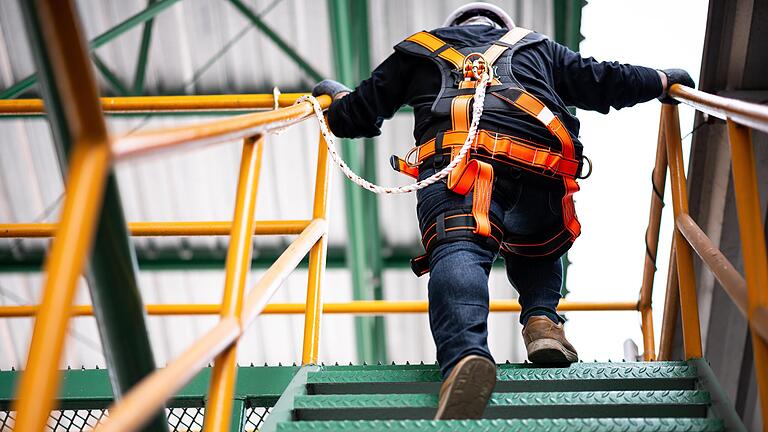 Nur gesichert in die Höhe: Derlei Schutz gerade auf Baustellen ist nach Darstellung des Gewerbeaufsichtsamtes in Würzburg lebenswichtig (Symbolbild). Doch die vorgeschriebenen Sicherheitsvorkehrungen werden in der Arbeitswelt offenbar nicht immer ernstgenommen. Nur gesichert in die Höhe: Derlei Schutz gerade auf Baustellen ist nach Darstellung des Gewerbeaufsichtsamtes in Würzburg lebenswichtig (Symbolbild). Doch die vorgeschriebenen Sicherheitsvorkehrungen werden in der Arbeitswelt offenbar nicht immer ernstgenommen.