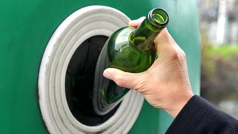 Volle Altglascontainer gibt es immer wieder. Was zu tun ist, wenn die Behälter voll sind und an welchen&nbsp; Standorten Glas abgegeben werden kann.