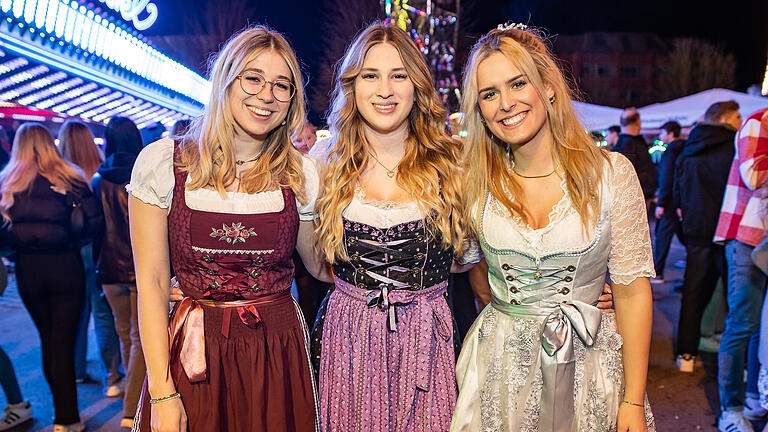 Zahlreiche Menschen besuchen am Freitag 24.03.23 das Frühjahrsvolksfest auf der Talavera in Würzburg.