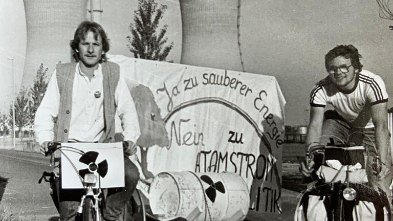 Horst Wittstadt und Stefan Reith 1989 beim symbolischen Atommülltransport mit dem Fahrrad von Grafenrheinfeld nach La Hague. Horst Wittstadt und Stefan Reith 1989 beim symbolischen Atommülltransport mit dem Fahrrad von Grafenrheinfeld nach La Hague.