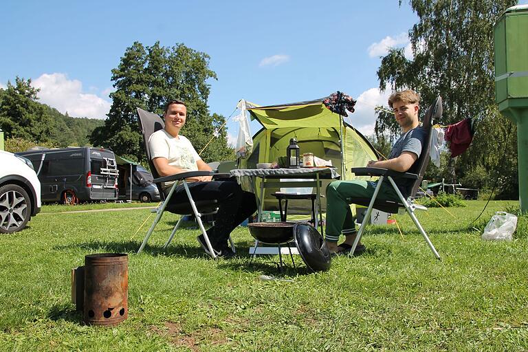 David und Julian aus Frankfurt haben mit ihrem Zelt auch Regen abbekommen.