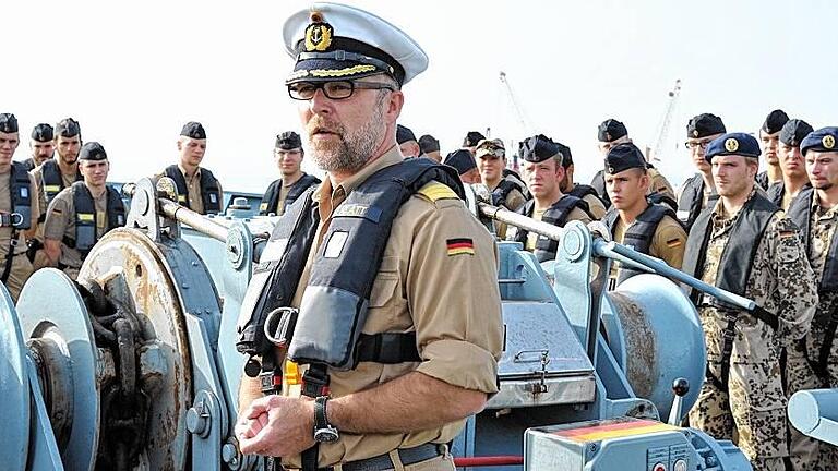 Werra       -  An Bord der &bdquo;Werra&ldquo;: Das Bundeskabinett hat vergangene Woche beschlossen, den Einsatz der Bundeswehr im Mittelmeer auszuweiten. Die Marine wird künftig auch Schiffe von Menschenschmugglern stoppen und aus dem Verkehr ziehen. Kapitän Stefan Klatt und seine Soldaten haben mit ihrem Versorgungsschiff bisher Flüchtlinge aus dem Meer gerettet und Informationen über Fluchtrouten gesammelt.