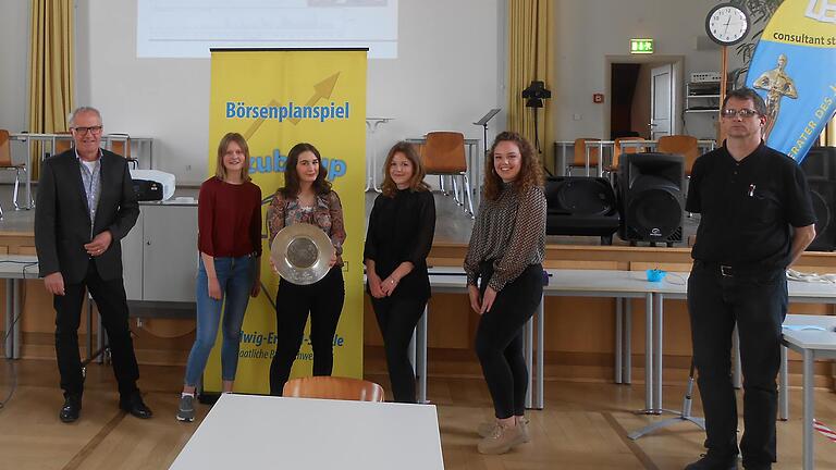 Das Real-Time-Börsenplanspiel der Ludwig-Erhard-Berufsschule im Gruppenbild: Joachim Koch (Schulleitung LEBS), Julia Nolke (Flessabank), Odesa Prifti (VR Gerolzhofen), Christina Herold (HypoVereinsbank), Alexandra Oberderfer (Commerzbank), Bernd Hacker (Projektleitung LEBS).