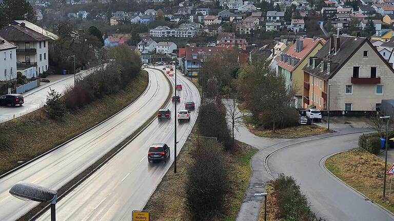 Rechts der Bundesstraße 8 an der Aschaffenburger Straße soll ein Ersatzparkplatz errichtet werden. Der asphaltierte Weg parallel zur Bundesstraße soll als Zufahrt dienen. Rechts der Bundesstraße 8 an der Aschaffenburger Straße soll ein Ersatzparkplatz errichtet werden. Der asphaltierte Weg parallel zur Bundesstraße soll als Zufahrt dienen.