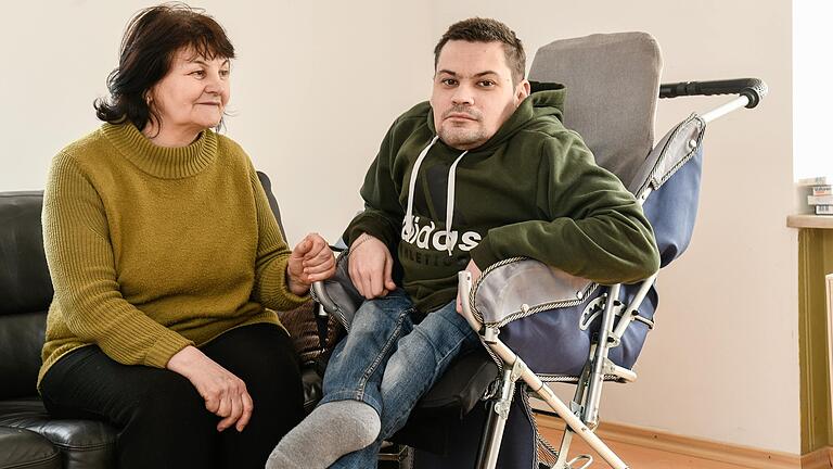 Der gehandikapte Oleksii Sazonov und seine Mutter Liudmyla Sazonova kamen in Leinach unter.