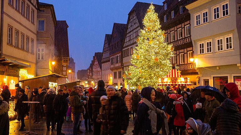 Zum Adventsgässle wird die Ochsenfurter Altstadt traditionell festlich beleuchtet.