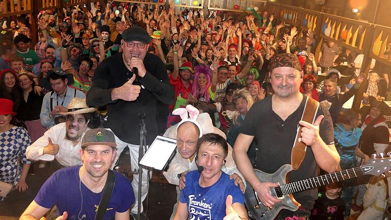Die Partyband 'Frankenräuber' spielt beim Faschingsball in Maßbach.
