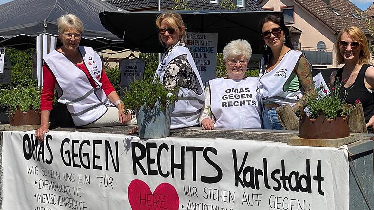 Heidi Wright, Elke Rittrich-Scheckenbach, Gisela Kleinwechter, Laura Pinna, Kathrin Hartmann (von links) bei der Kundgebung in Karlstadt.&nbsp;