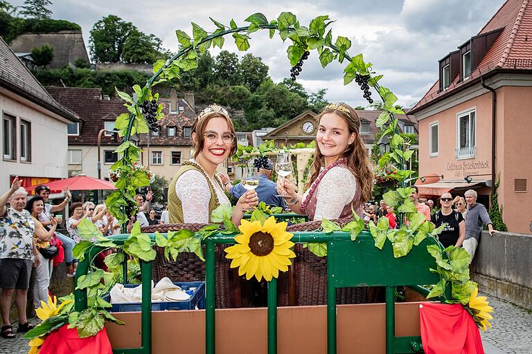 Zu Fuß, mit dem Traktor, in der Kutsche oder zu Pferd zogen die Mitwirkenden des Kiliani-Umzugs in Würzburg über die Alte Mainbrücke in Richtung des Festplatzes auf der Talavera. Zu Fuß, mit dem Traktor, in der Kutsche oder zu Pferd zogen die Mitwirkenden des Kiliani-Umzugs in Würzburg über die Alte Mainbrücke in Richtung des Festplatzes auf der Talavera.