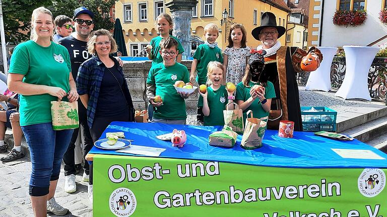 Das Foto zeigt (von links) Sabine Grün, Organisatorin und Schriftführerin Andrea Lang (im Hintergrund), das Ehepaar Landauer und die fleißigen Mitglieder der Coolen Gartenwölfe mit dem Volkacher Ratsherrn, Franz Lang.