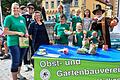 Das Foto zeigt (von links) Sabine Grün, Organisatorin und Schriftführerin Andrea Lang (im Hintergrund), das Ehepaar Landauer und die fleißigen Mitglieder der Coolen Gartenwölfe mit dem Volkacher Ratsherrn, Franz Lang.