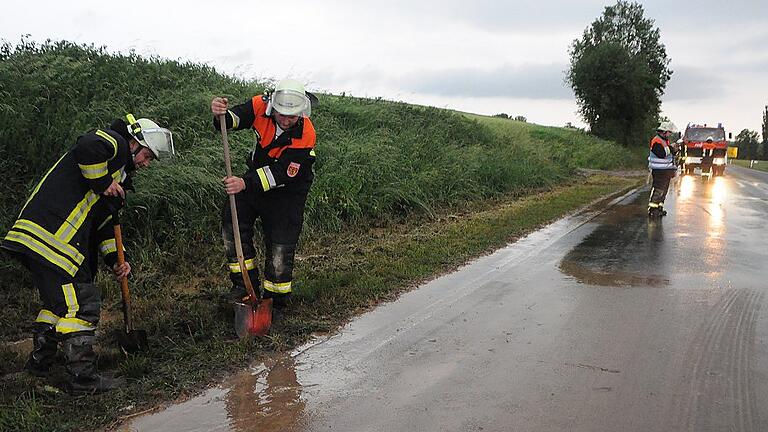 Die Straße für den Verkehr freihalten &ndash; das hieß es unter anderem für die Königsberger Feuerwehr bei Römershofen.