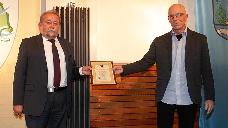 Marktbreits Bürgermister Harald Kopp (rechts) überreicht seinem Vorgänger Erich Hegwein die Auszeichnung "Altbürgermesiter. Marktbreits Bürgermister Harald Kopp (rechts) überreicht seinem Vorgänger Erich Hegwein die Auszeichnung "Altbürgermesiter.